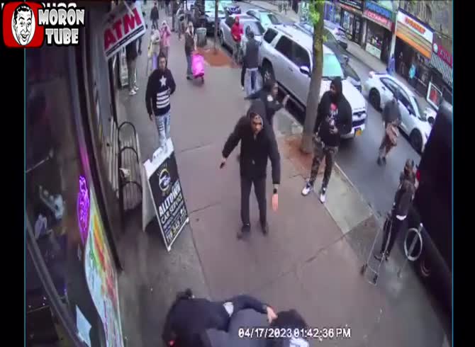 Video :A guy uses a bottle to strike a police officer from behind